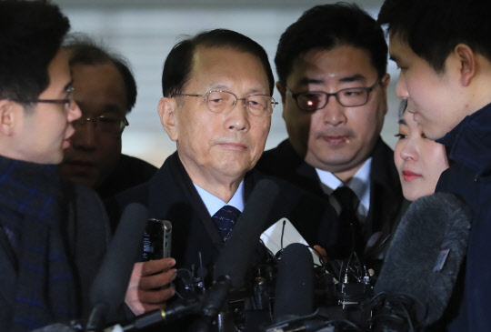 피의자 신분 김기춘 특검 출석      (서울=연합뉴스) 서명곤 기자 = 이른바 '문화·예술계 블랙리스트'의 윗선으로 꼽히는 김기춘 전 청와대 비서실장이 17일 오전 직권남용 권리행사방해 혐의의 피의자 신분으로 조사를 받기 위해 서울 강남구 대치동 특검에 출석하고 있다.    2017.1.17      seephoto@yna.co.kr  (끝)